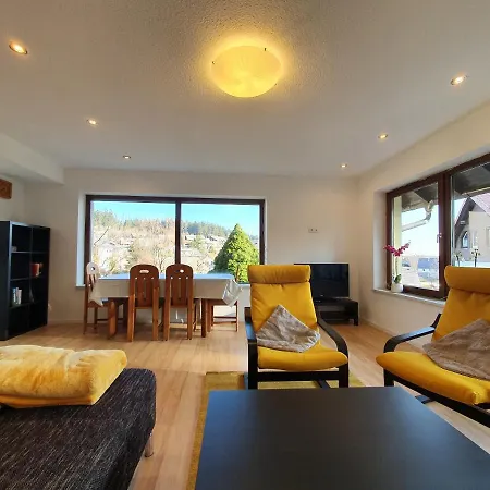 Sonnengelb Im Herzen Des Schwarzwaldes Сasa de vacaciones